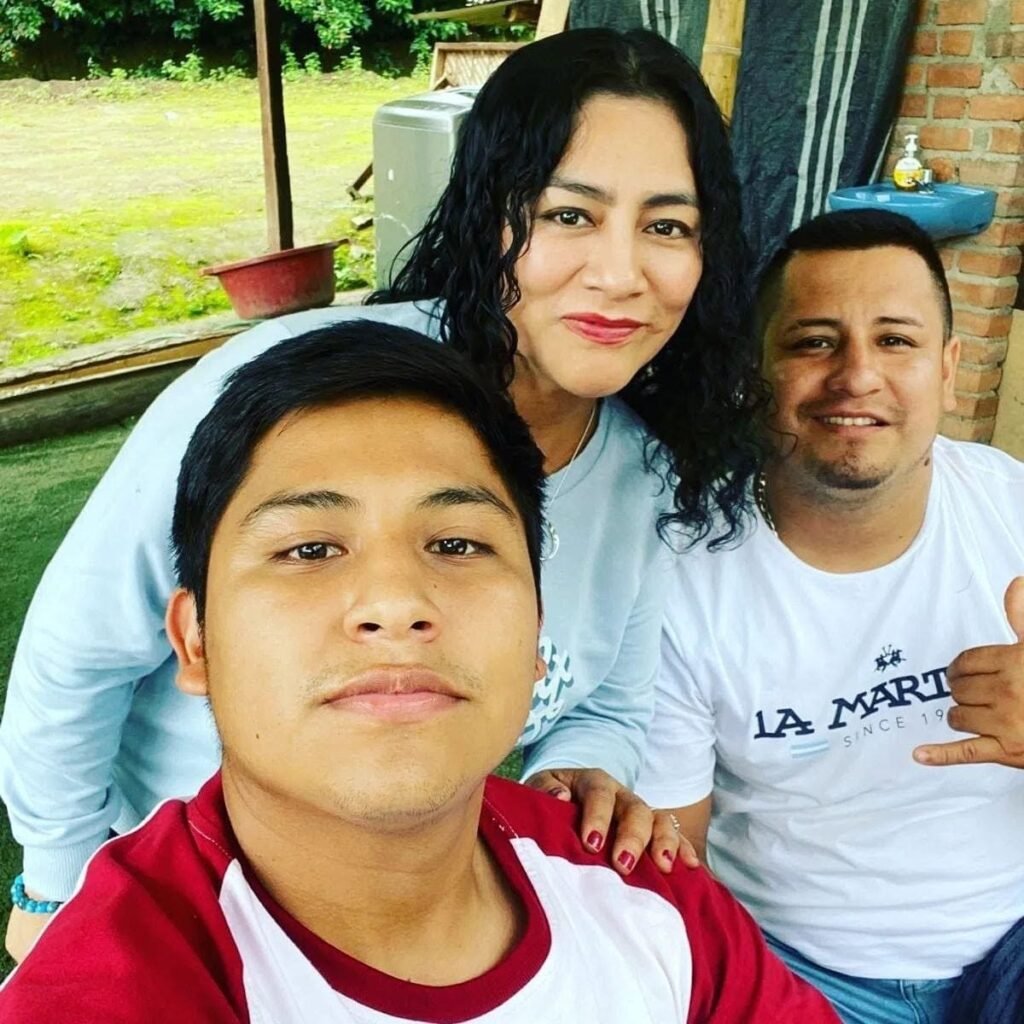 Anthony Iván Camizán Guerrero junto a su madre y su padre